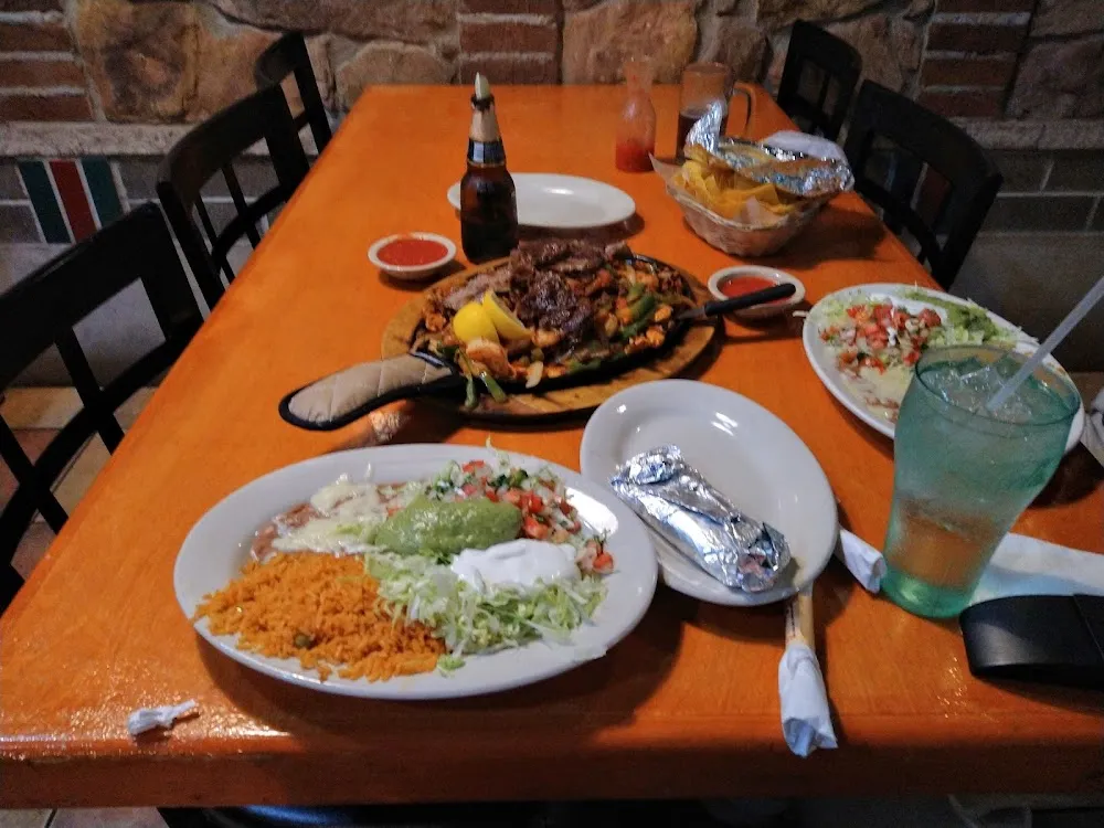 Carne Asada Con Mariscos Y Pollo Ranchero